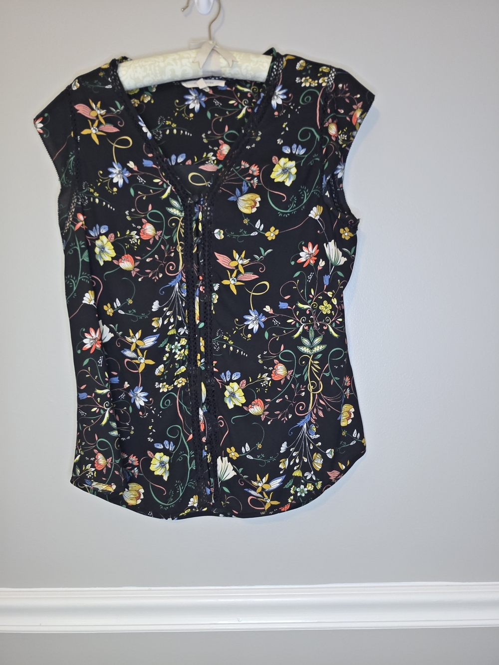 41 Hawthorn Black Floral Cap-Sleeve V-Neck Blouse